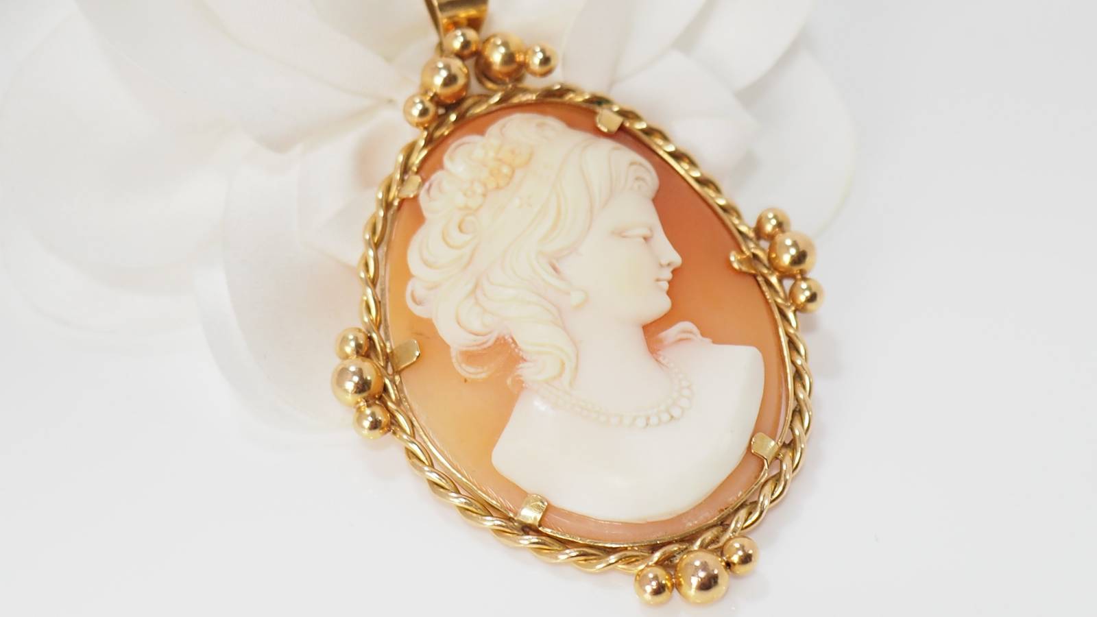 Second-hand old cameo pendant in yellow gold 
