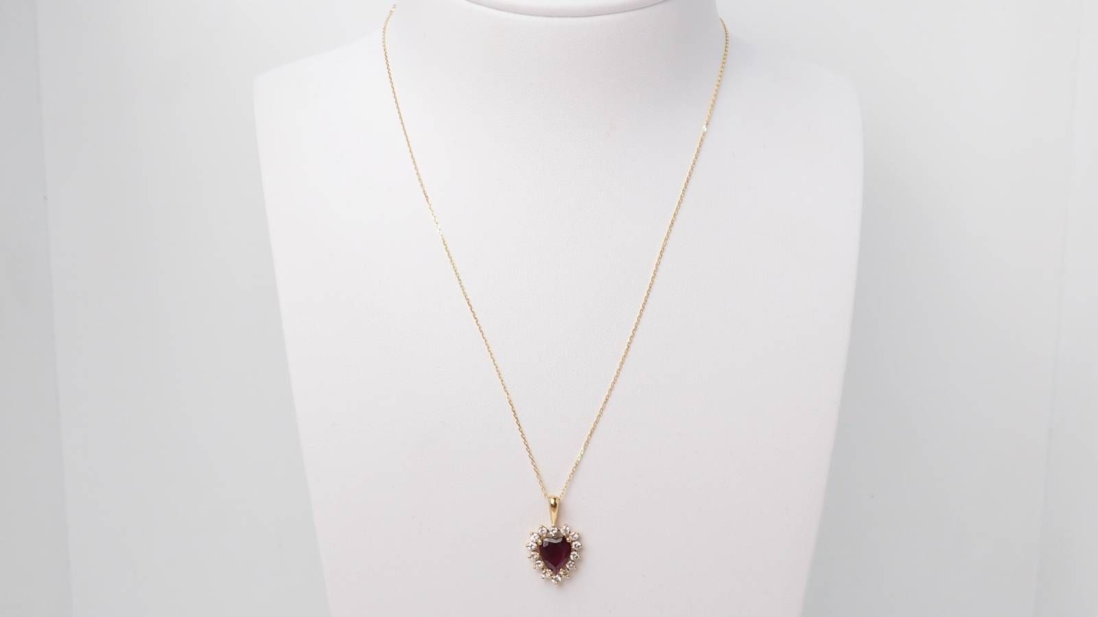 Collier pendentif coeur en or jaune, diamants et rubis