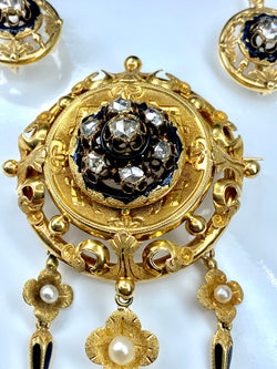 Parure : broche et boucles d’oreilles en or 18 carats, émail, diamants et perles . Epoque Napoléon III.