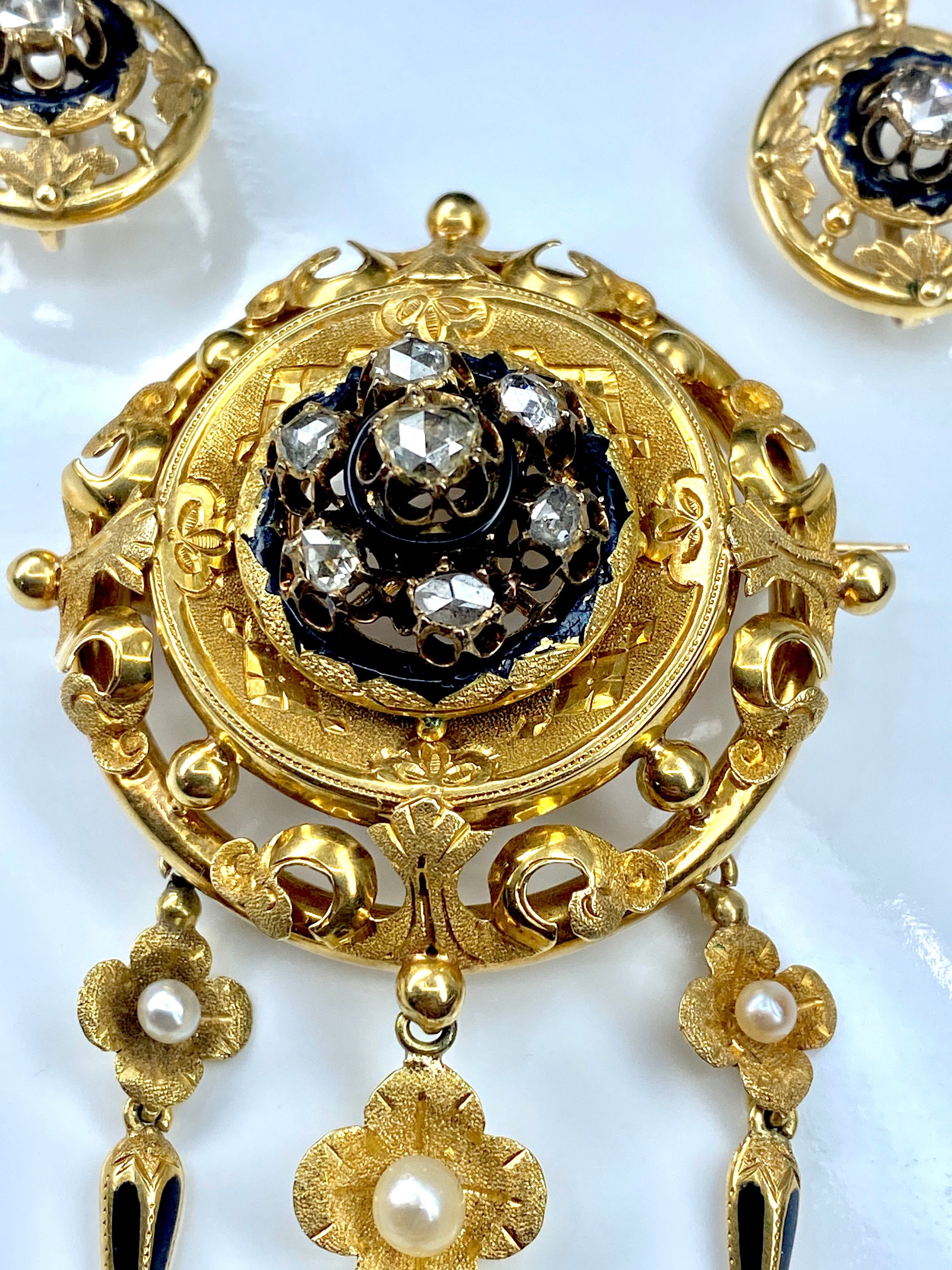 Parure : broche et boucles d’oreilles en or 18 carats, émail, diamants et perles . Epoque Napoléon III.