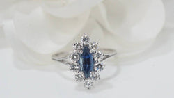 Bague navette en or blanc, saphir et diamants