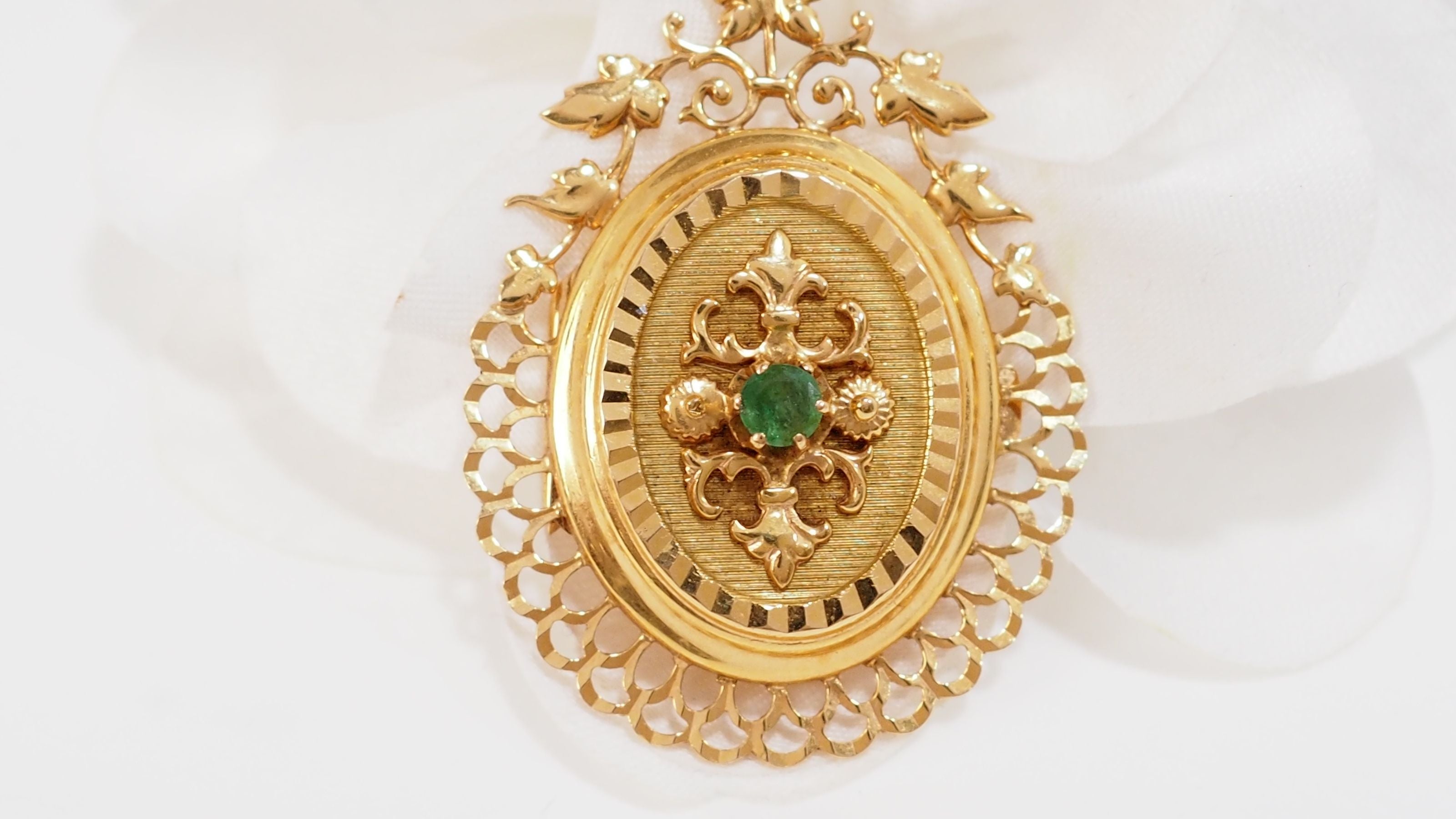 Pendentif porte photo en or jaune et émeraude