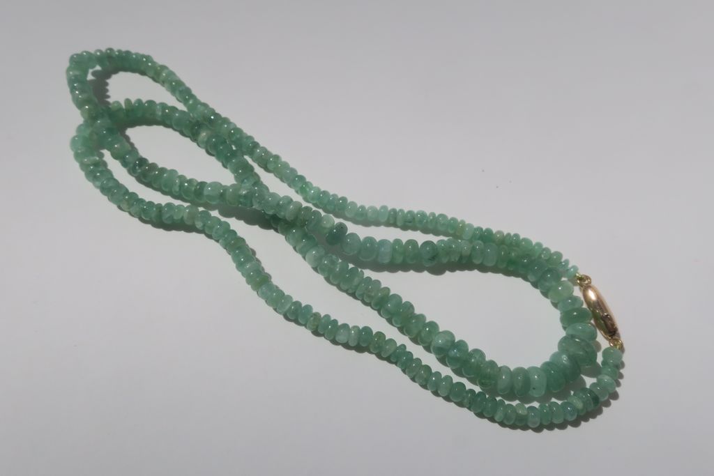 Collier perles émeraudes naturelles