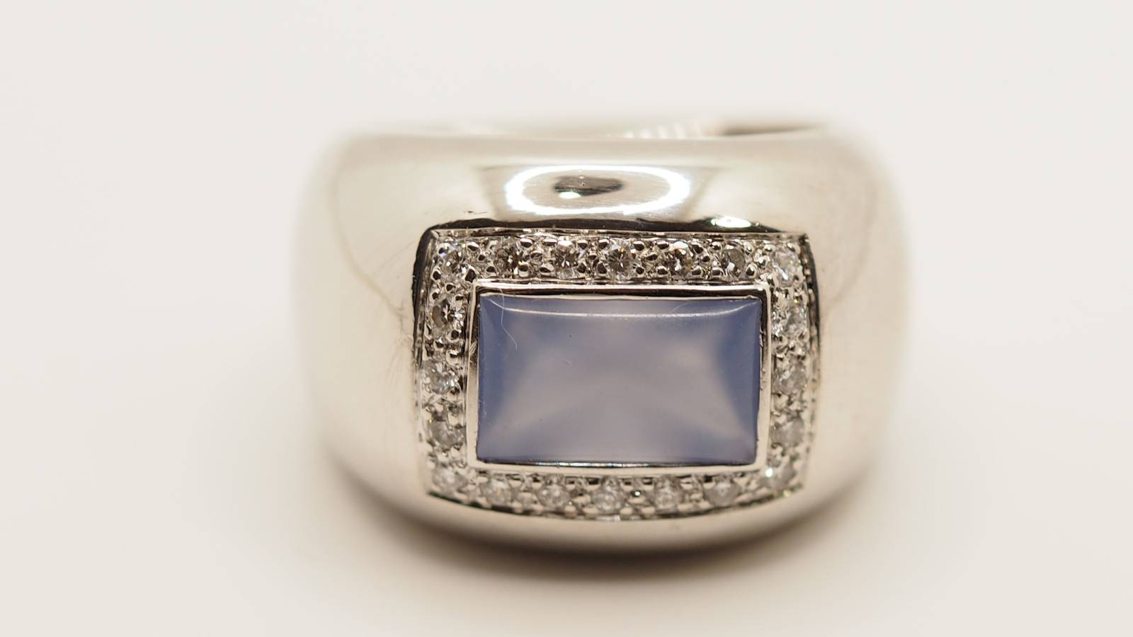 Bague Poiray en or blanc, calcédoine bleue et diamants