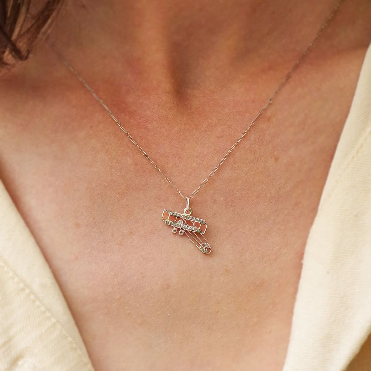 Pendentif CARTIER aéroplane en platine et diamants