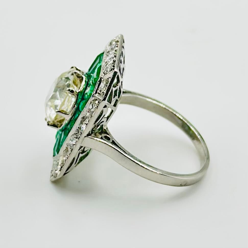 Bague en platine, diamant et émeraudes