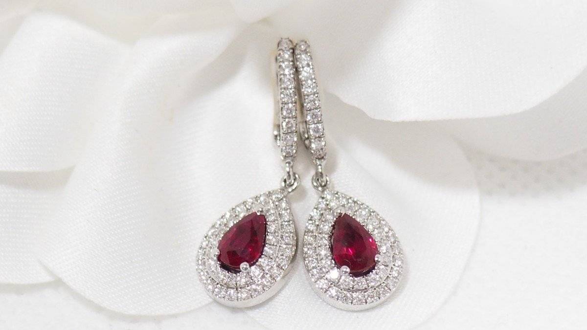 Boucles d'oreilles en or blanc, rubis poire et diamants
