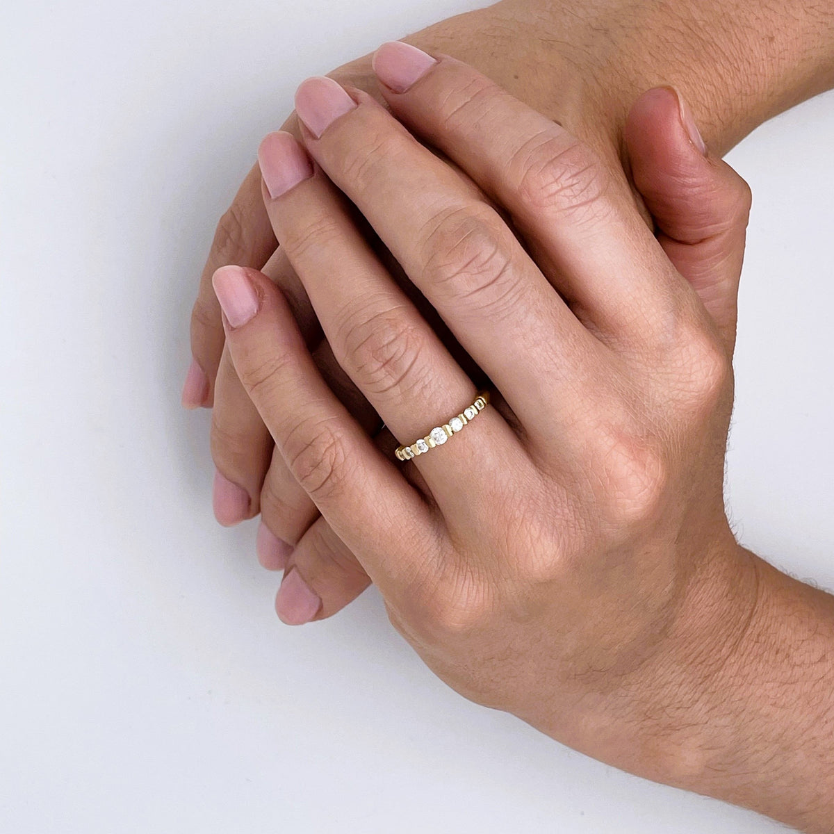 Bague Alliance demi-tour en or jaune et diamants