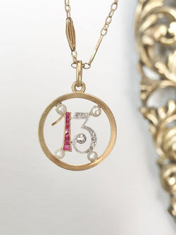 Pendentif Art Déco porte bonheur "13"