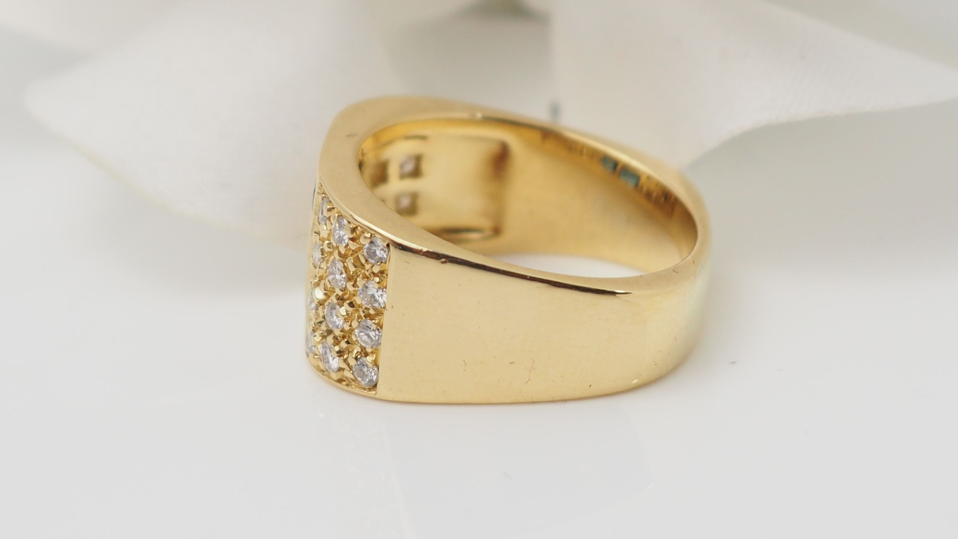 Bandeau ring in yellow gold, sapphires and diamonds