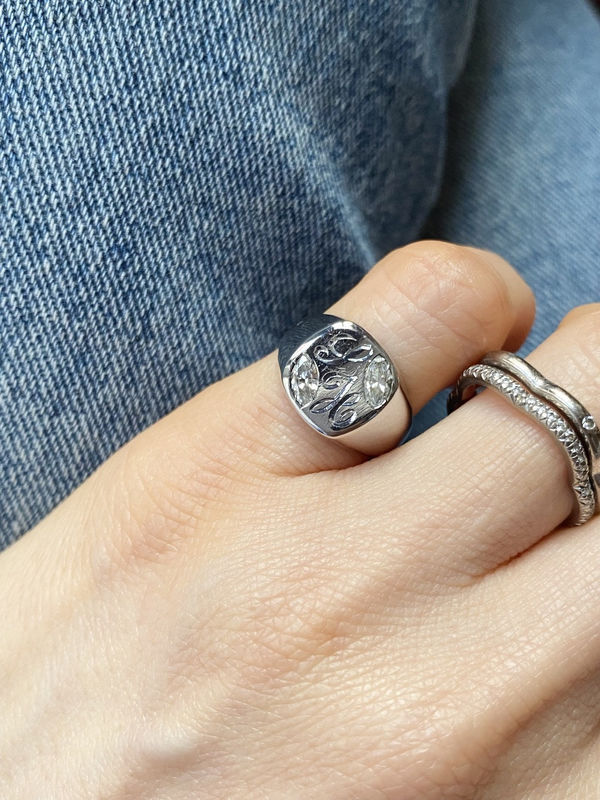 Bague chevalière en or blanc 18k et diamants
