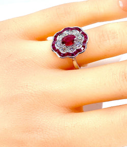 Bague marguerite en or blanc en rubis et diamants