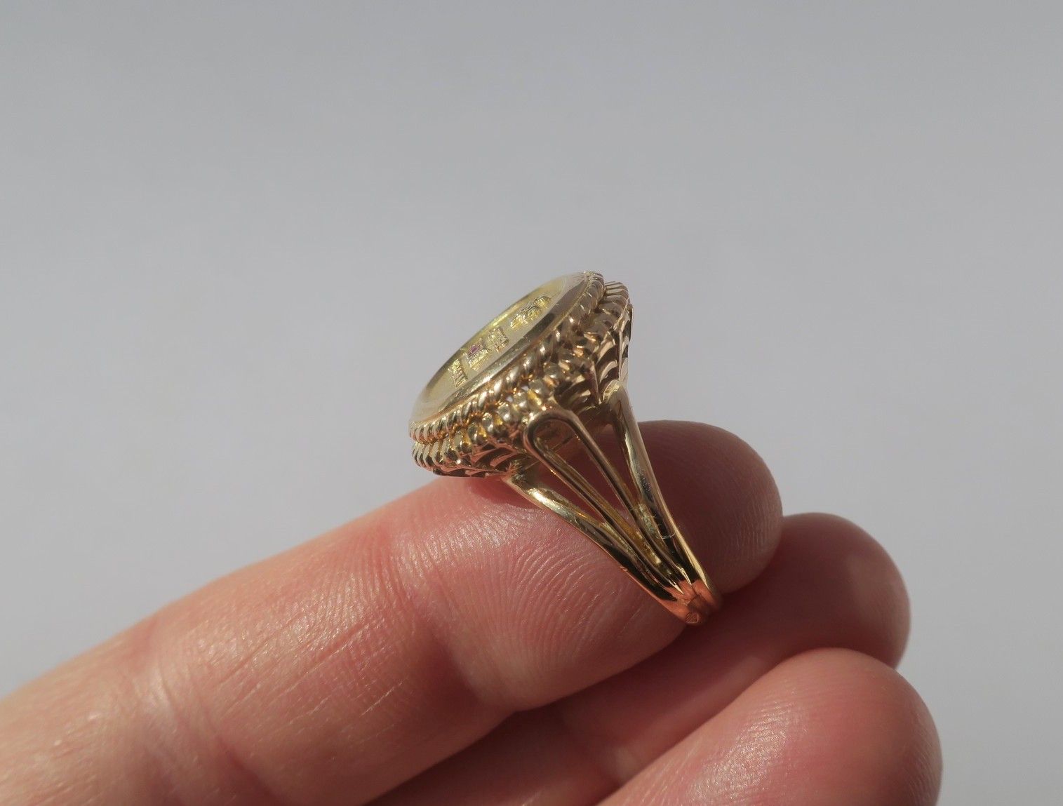 Bague A. AUGIS chevalière médaille d'amour en or jaune et diamant