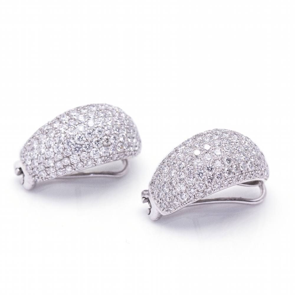 Boucles d'oreilles TAUBE en or blanc avec pavé de diamants