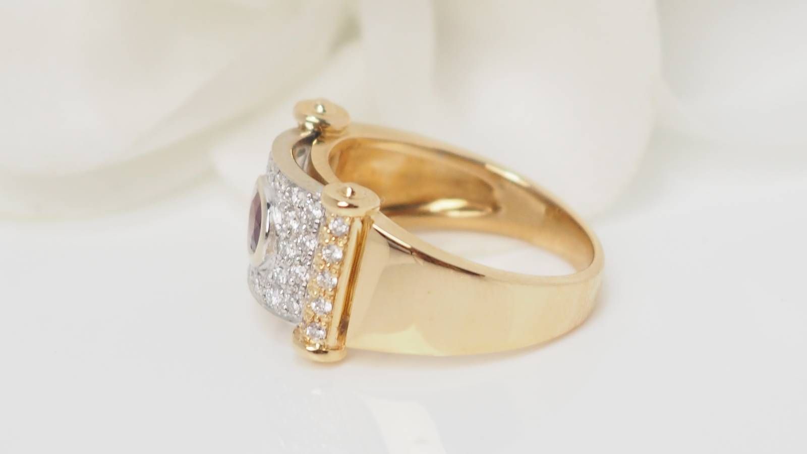 Bague ruban en or bicolore, diamants et rubis