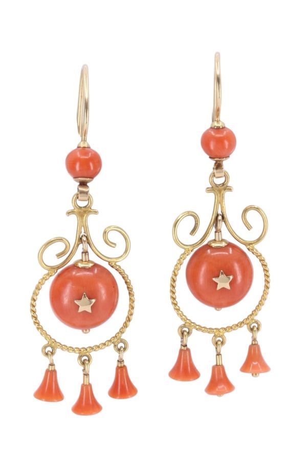 Boucles d'oreilles pendantes corail en or jaune