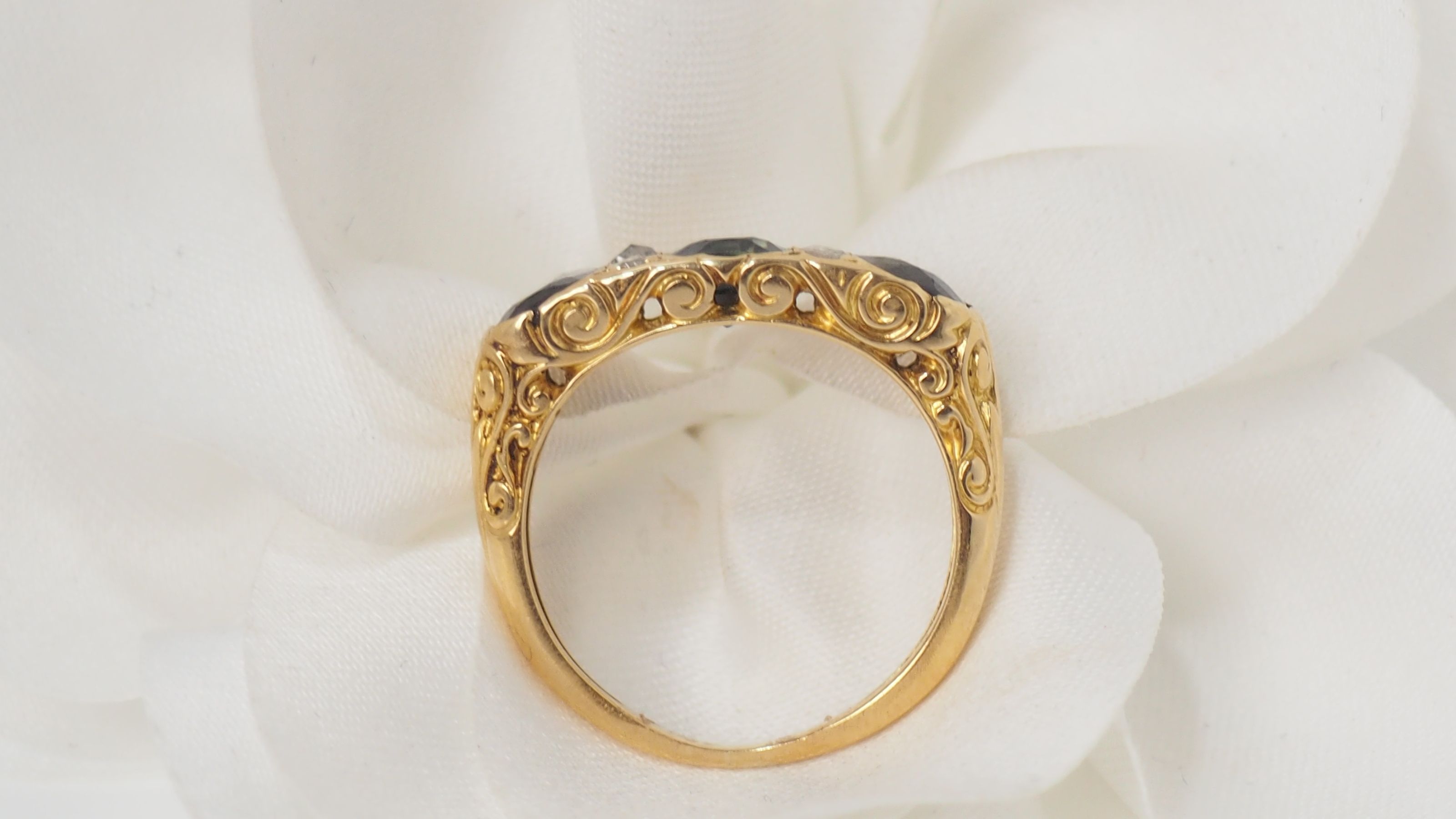 Garter ring in yellow gold, sapphires and diamonds 