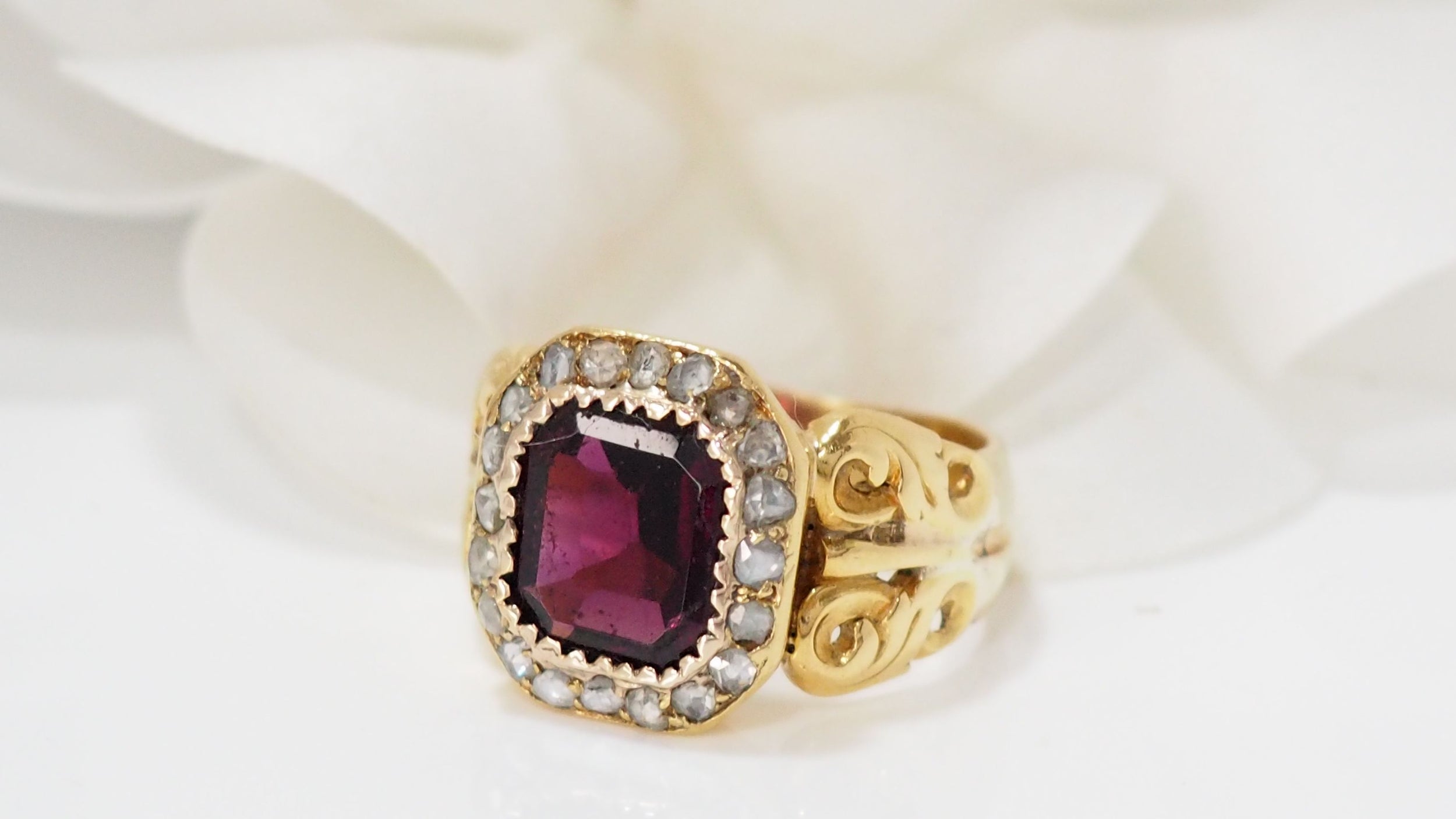 Ring In Yellow Gold, Garnet And Rose Cut Diamonds 