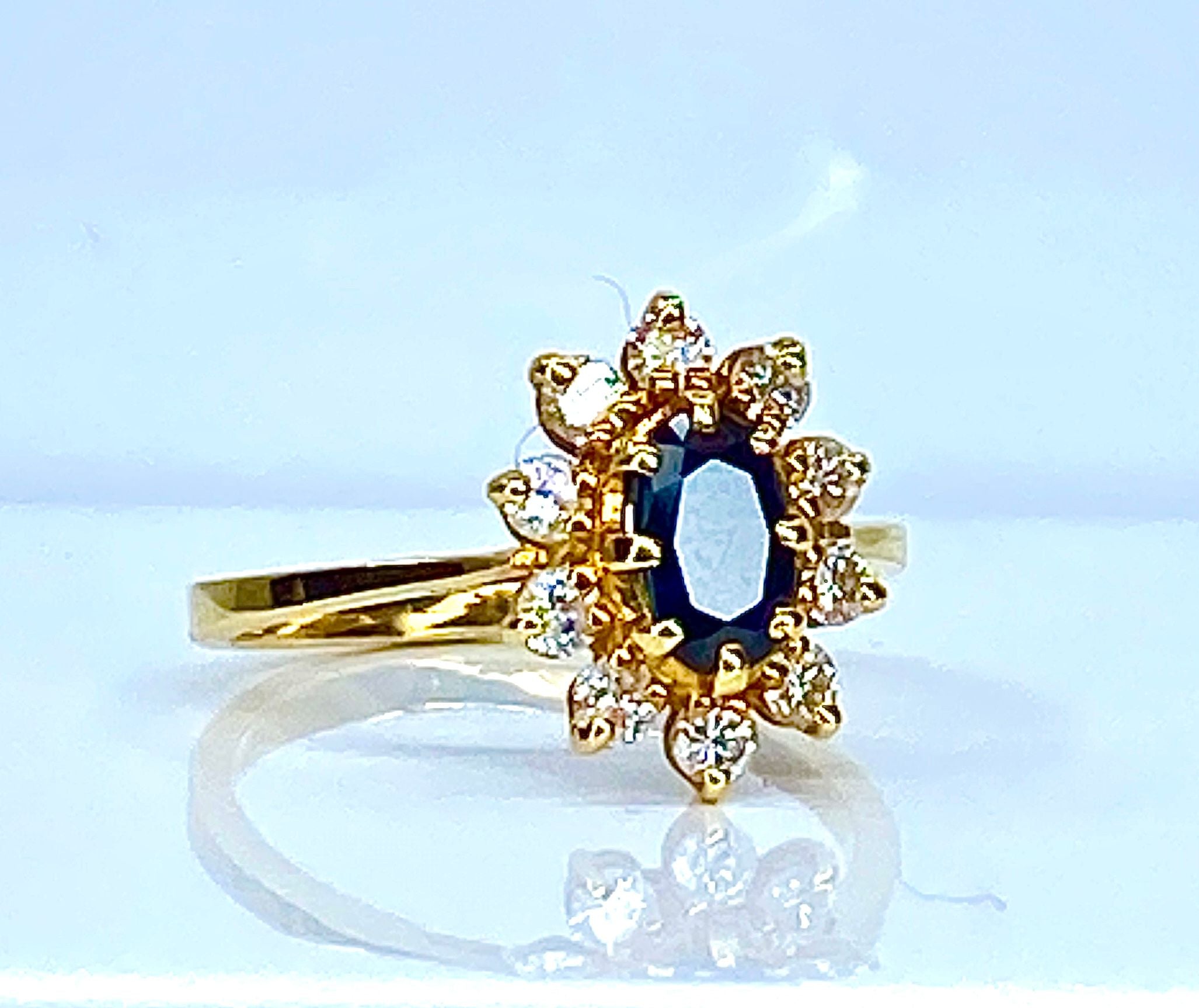 Daisy ring in 18-carat yellow gold, sapphire and diamonds
