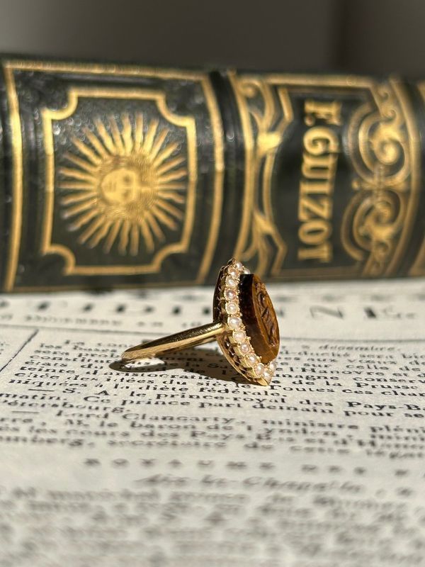 Bague ancienne en or jaune 18k œil de tigre et perles