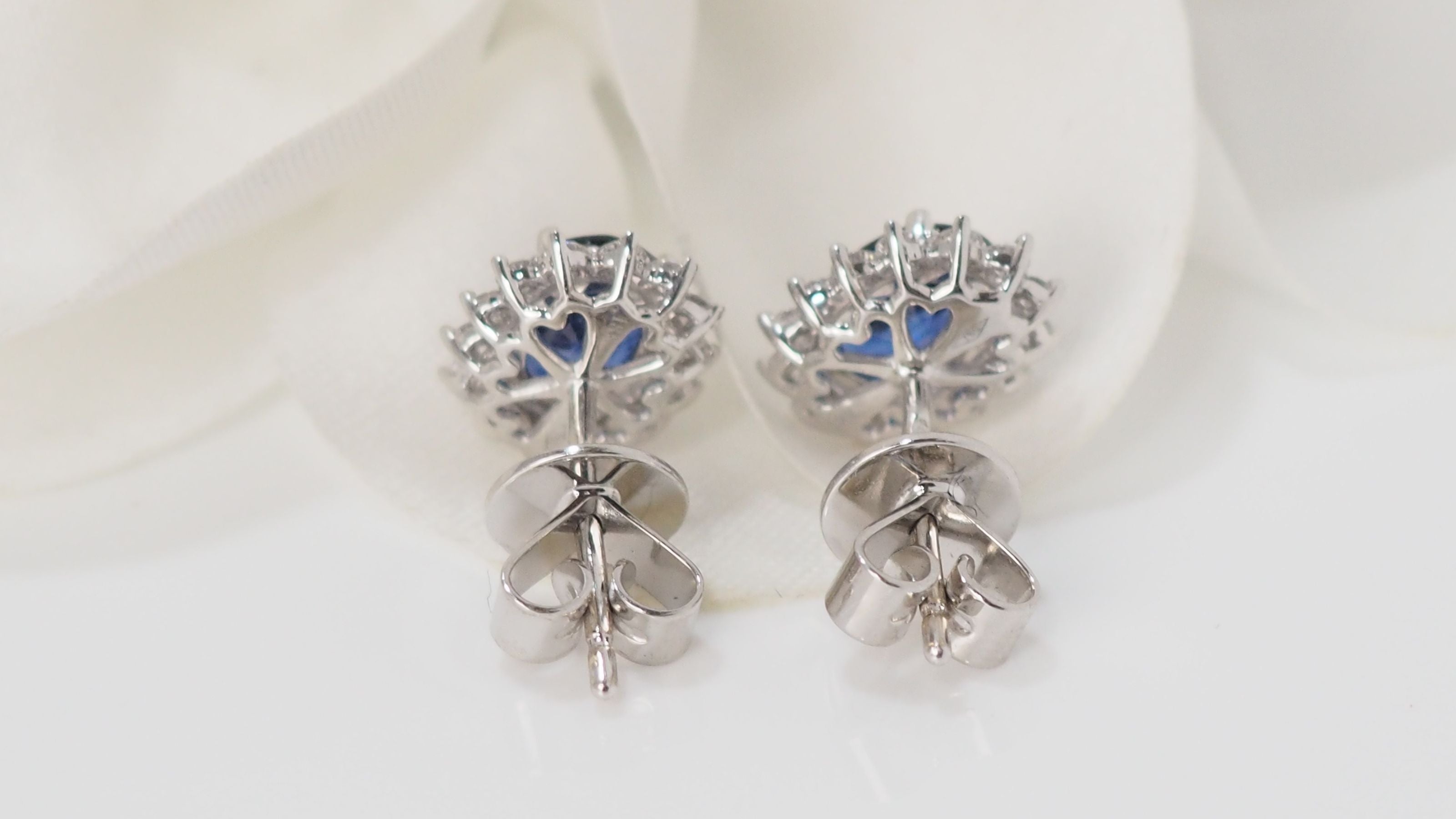 Boucles d'oreilles marguerite en or blanc Saphirs et diamants