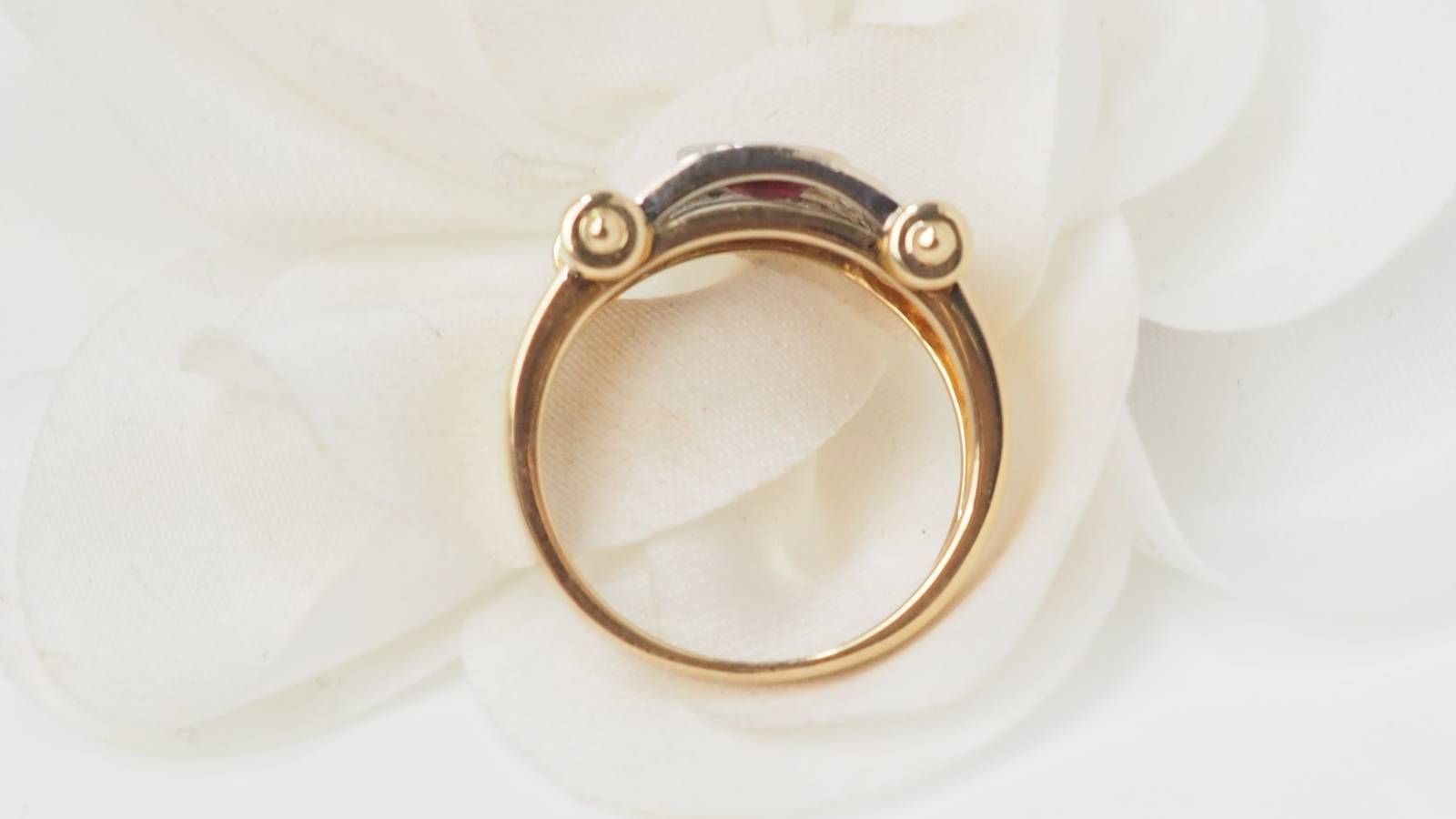 Bague ruban en or bicolore, diamants et rubis