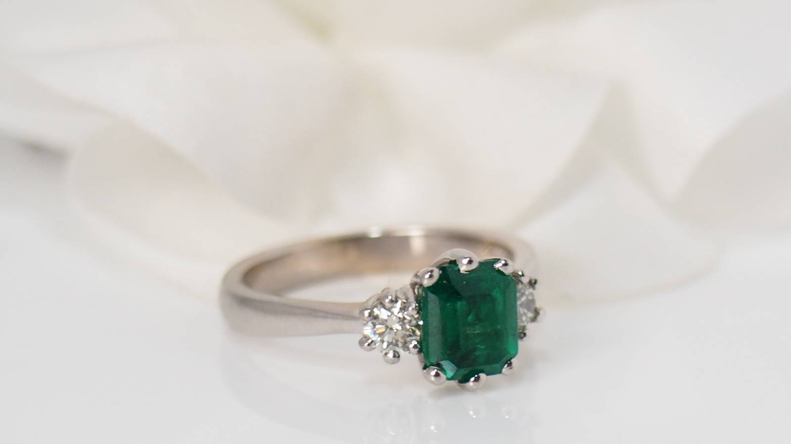 White gold, emerald and diamond ring 