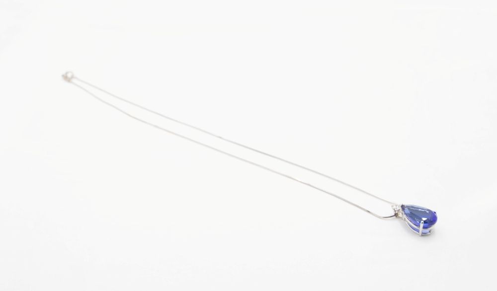 Collier maille cobra en or blanc et saphir