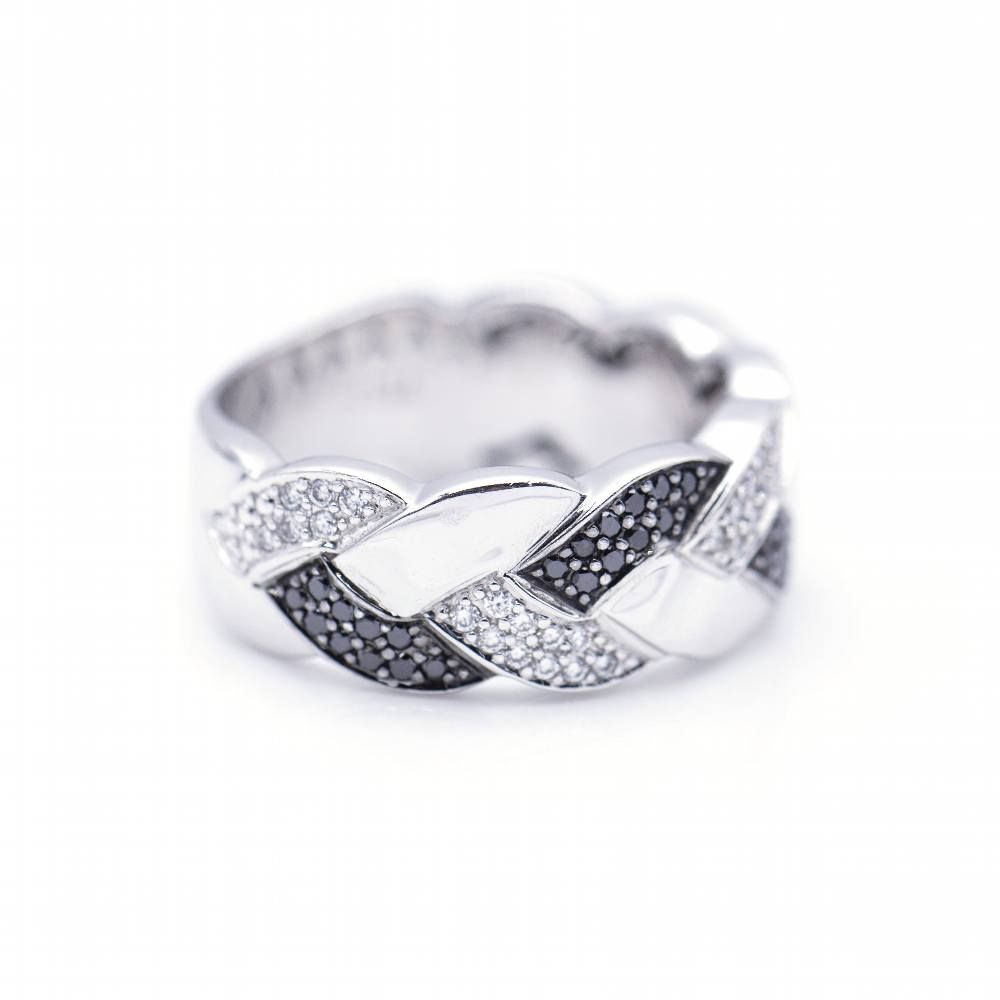 Bague tressée en or blanc avec diamants blancs et noirs.