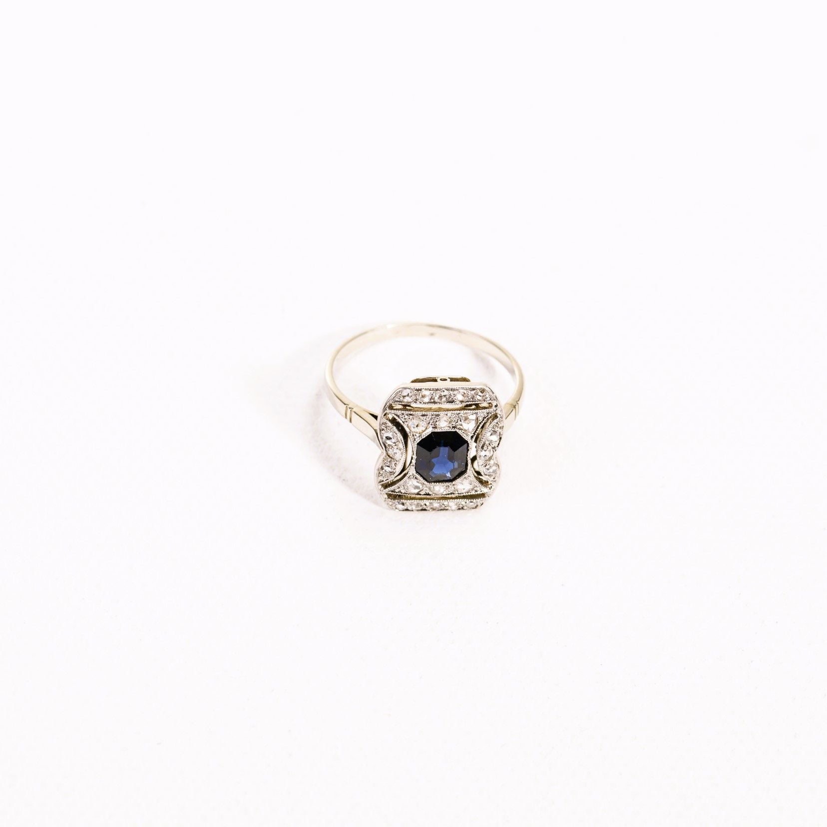 Ring at white gold, sapphire and diamonds