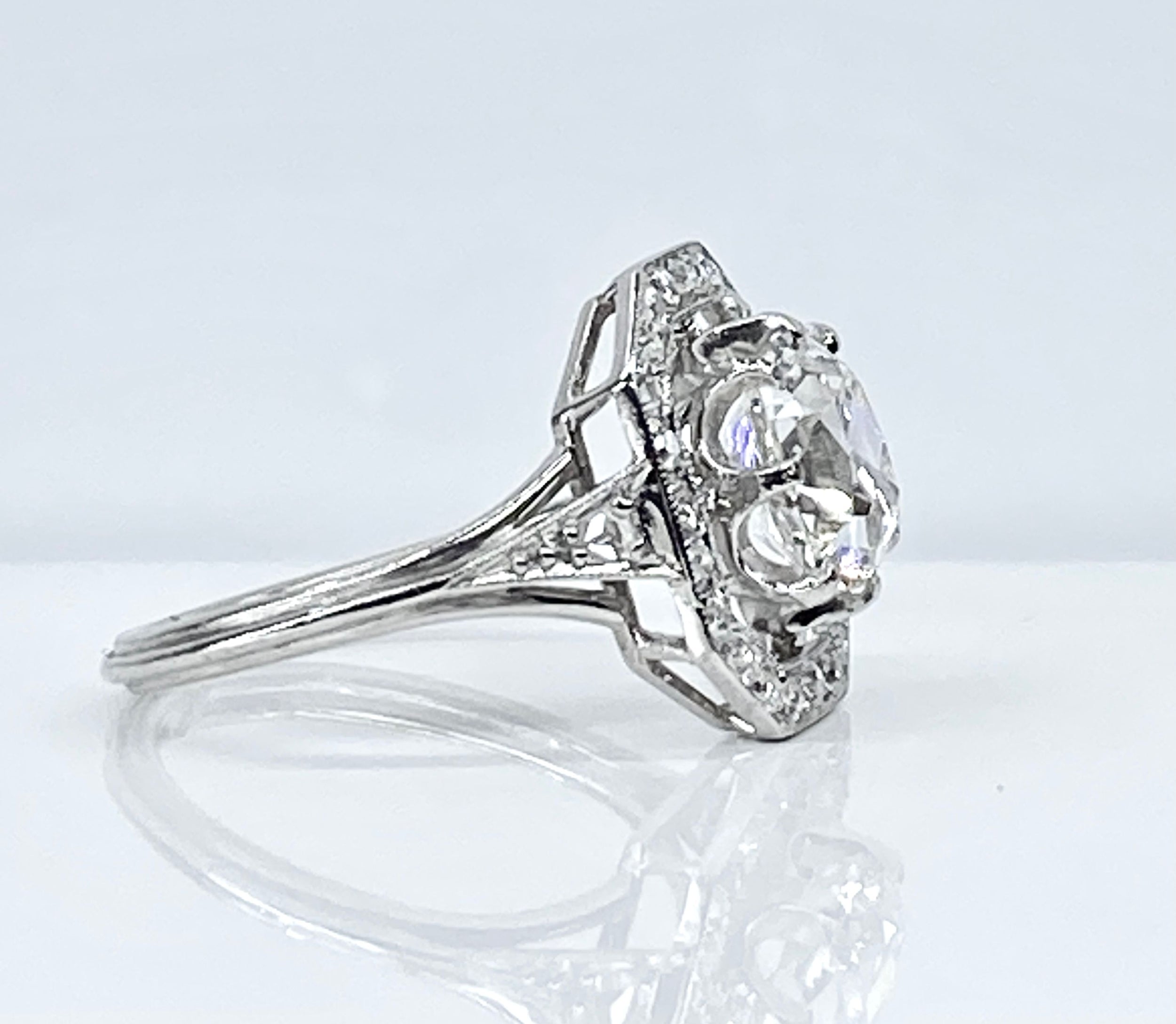 Bague en platine, diamant coussin 1,51 carat, époque Art Deco