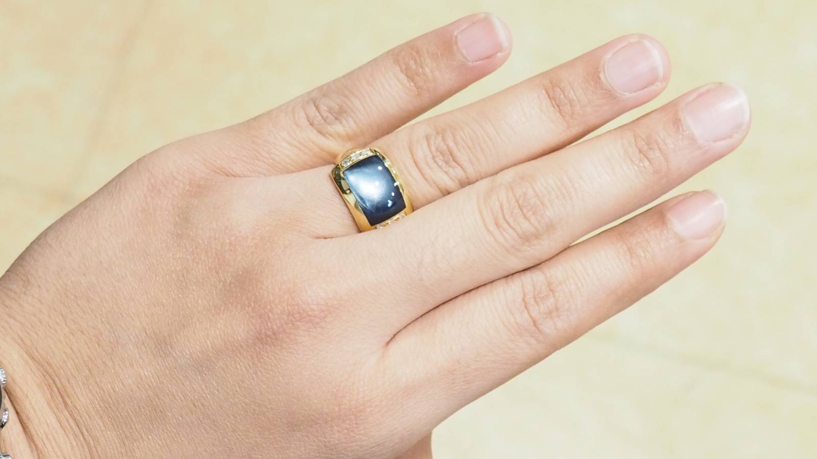 Bague Clozeau en or jaune, diamants et résine