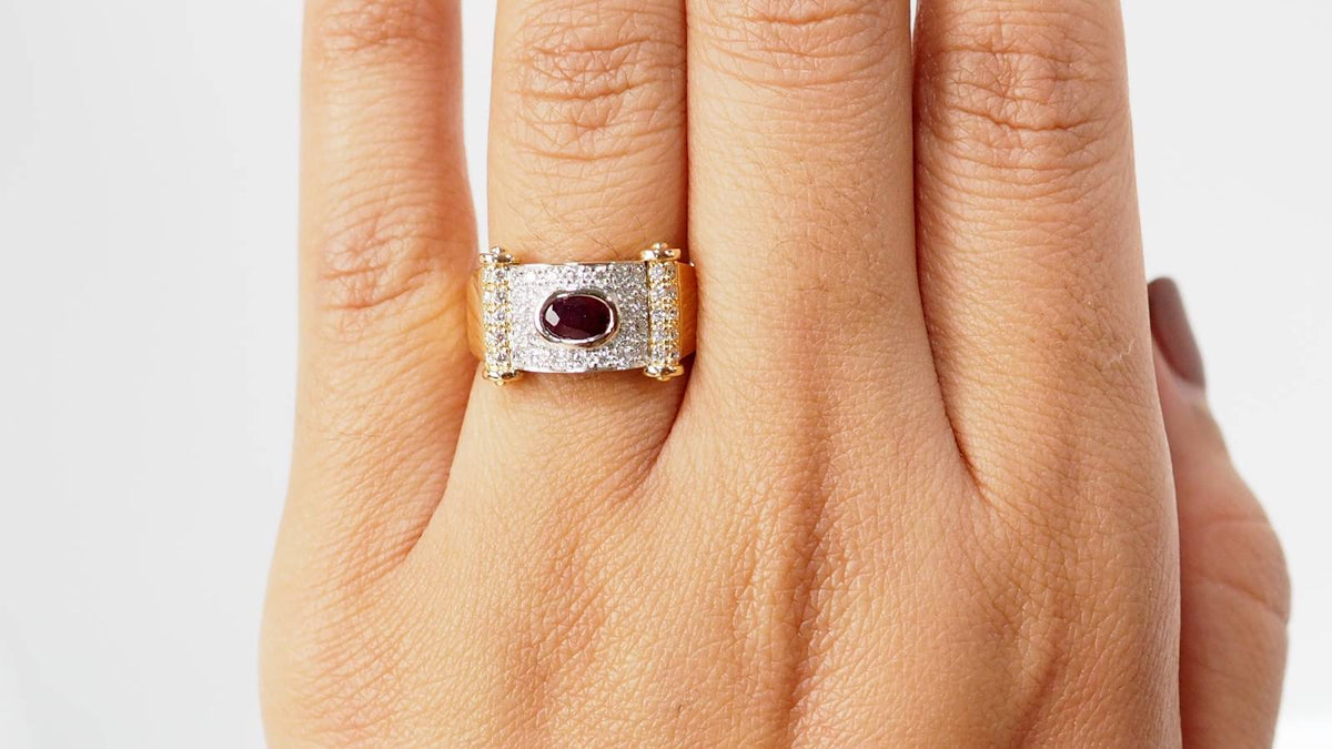 Bague ruban en or bicolore, diamants et rubis