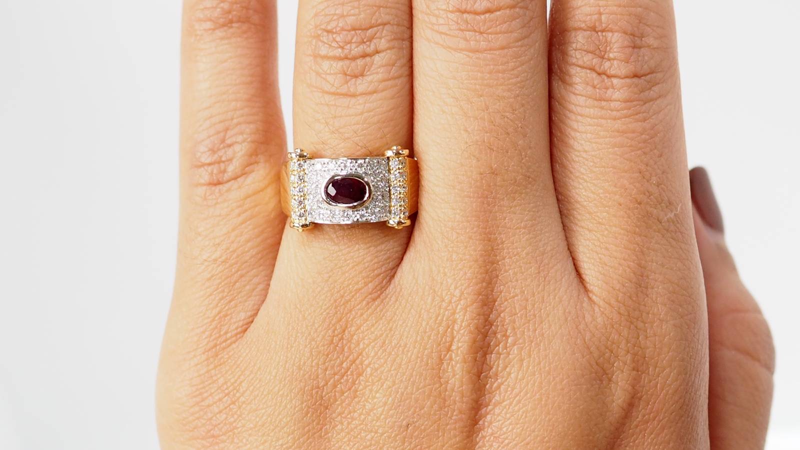 Bague ruban en or bicolore, diamants et rubis