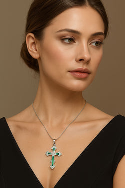COLGANTE EN FORMA DE CRUZ EN ORO , CON ESMERALDAS Y DIAMANTES