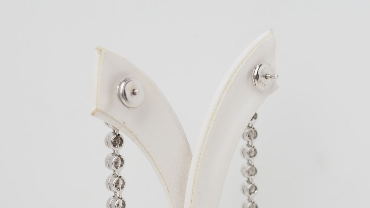 Boucles d'oreilles pendantes en or blanc et diamants