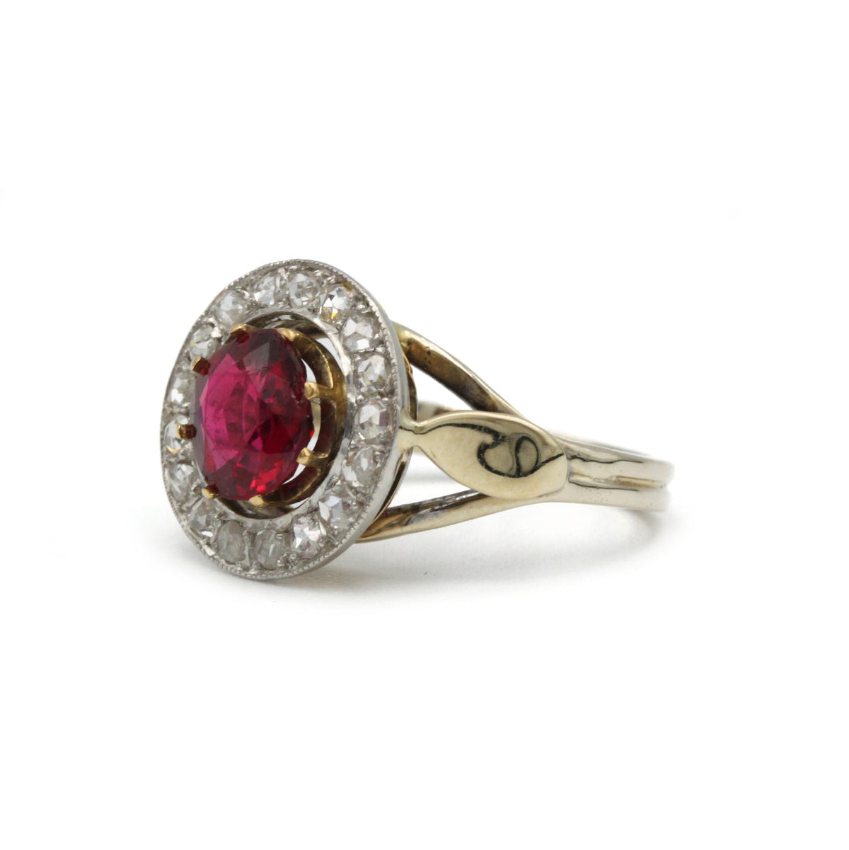 Bague - Or jaune, grenat et diamants