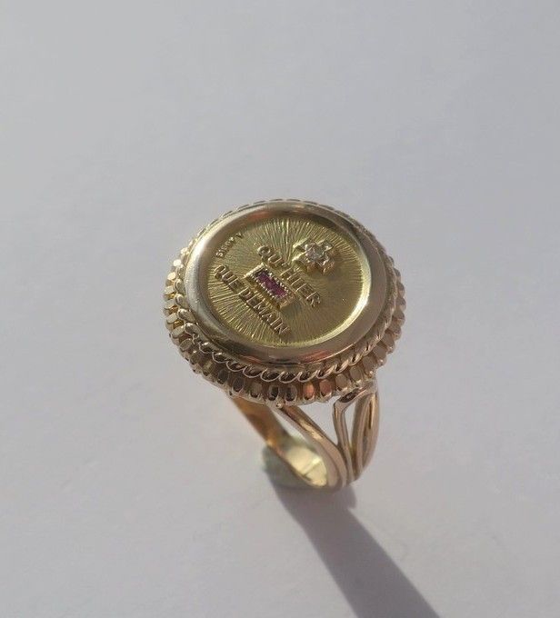 Bague A. AUGIS chevalière médaille d'amour en or jaune et diamant