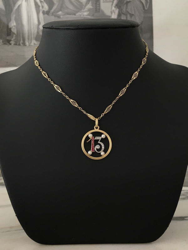 Pendentif Art Déco porte bonheur "13"