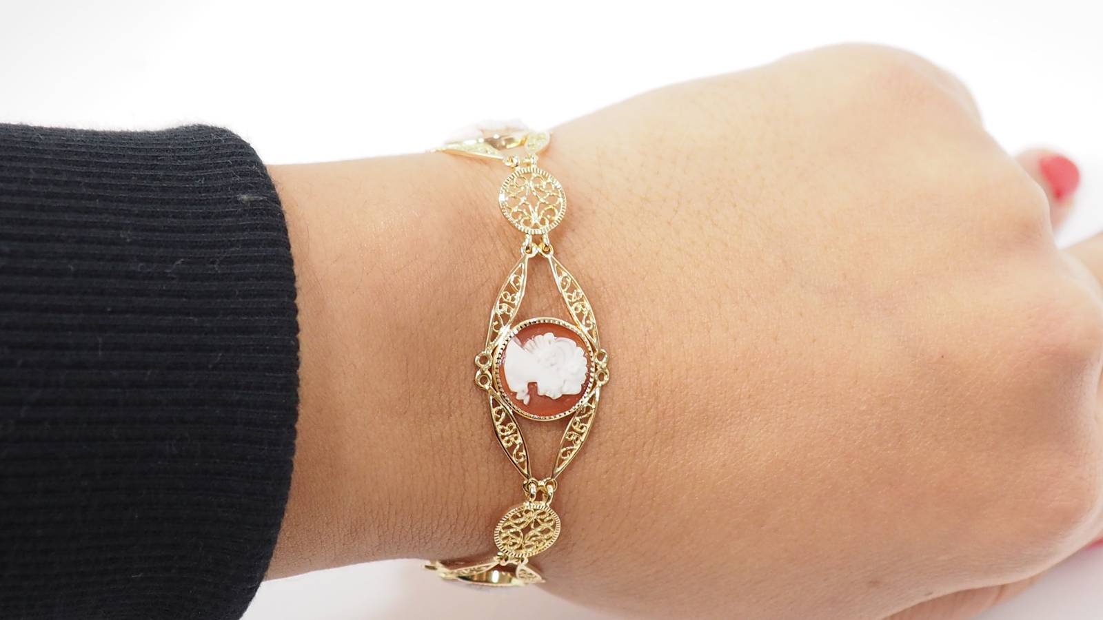 Bracelet filigrané en or jaune et camées