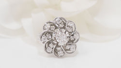 Bague marguerite en or blanc platine et diamants