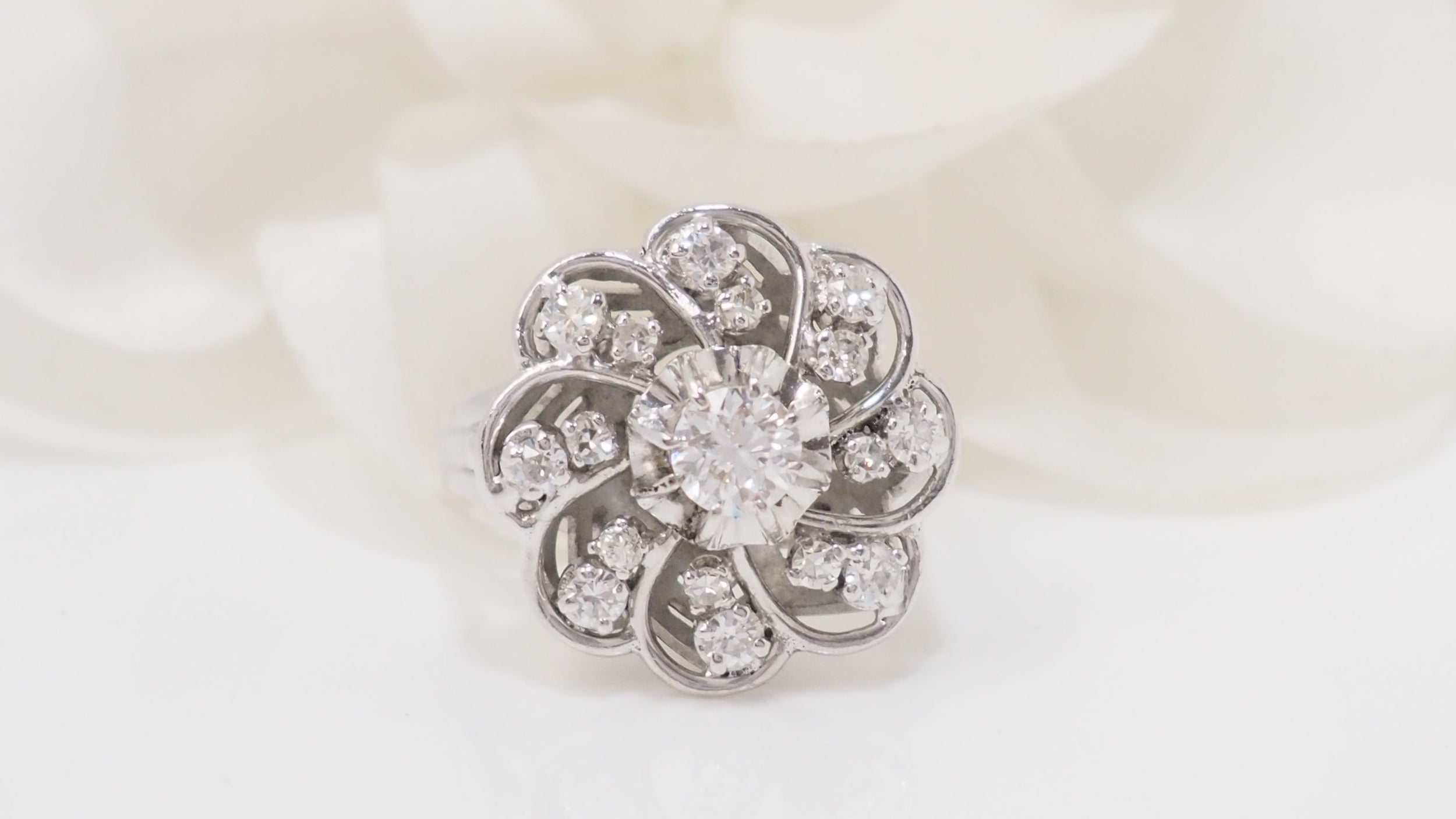 Bague marguerite en or blanc platine et diamants