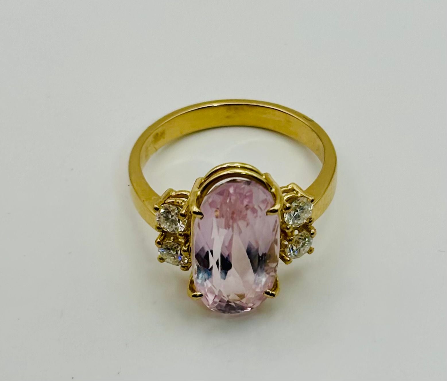 ANILLO EN ORO AMARILLO CON DIAMANTES Y KUNZITA