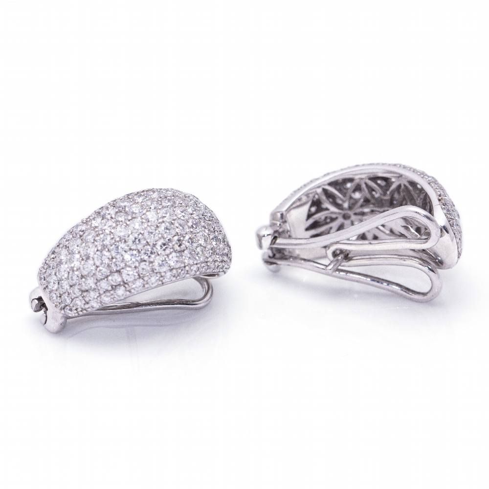 Boucles d'oreilles TAUBE en or blanc avec pavé de diamants