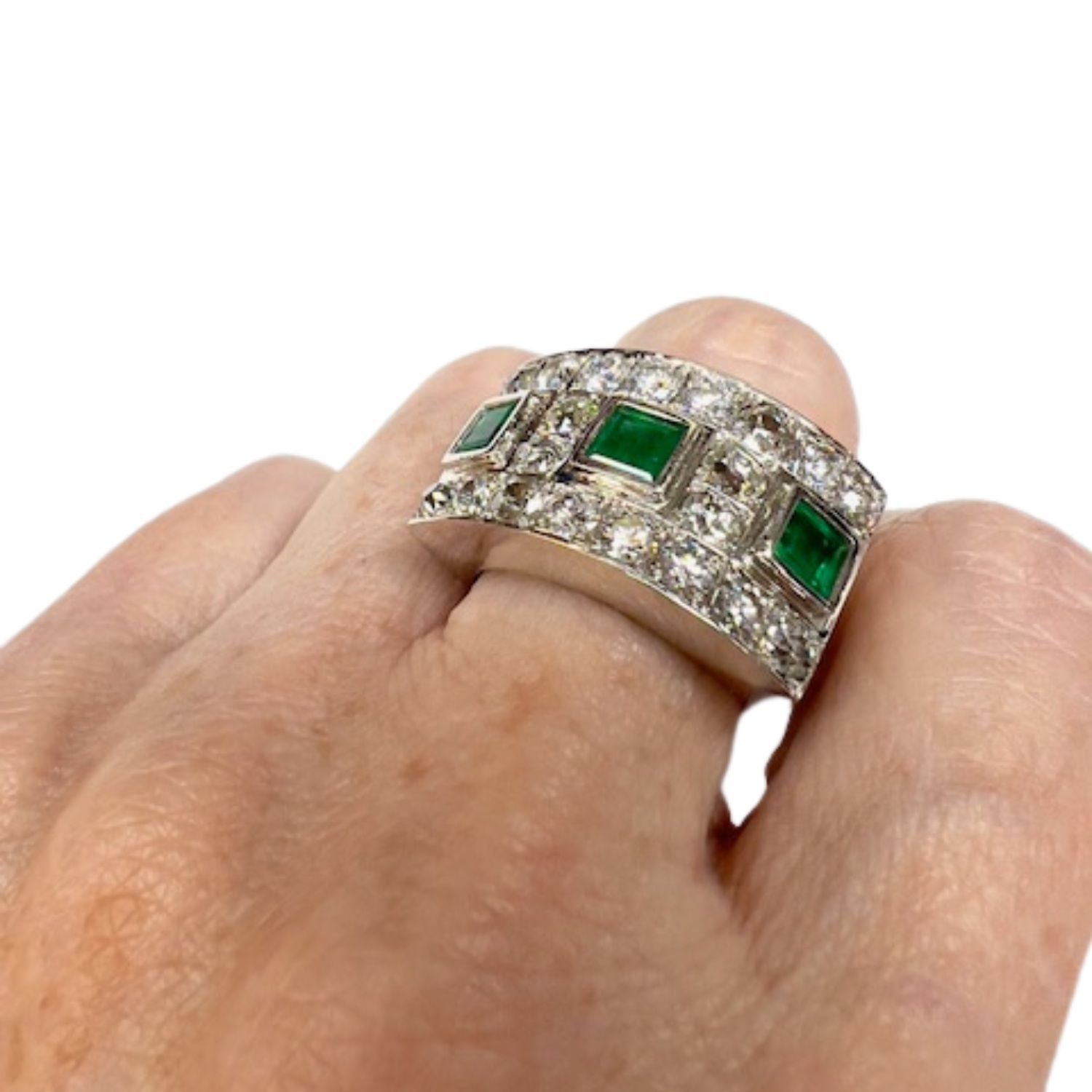 SORTIJA DISEÑO RETRO ÉPOCA 1950 de ORO 18 kts con DIAMANTES y ESMERALDAS