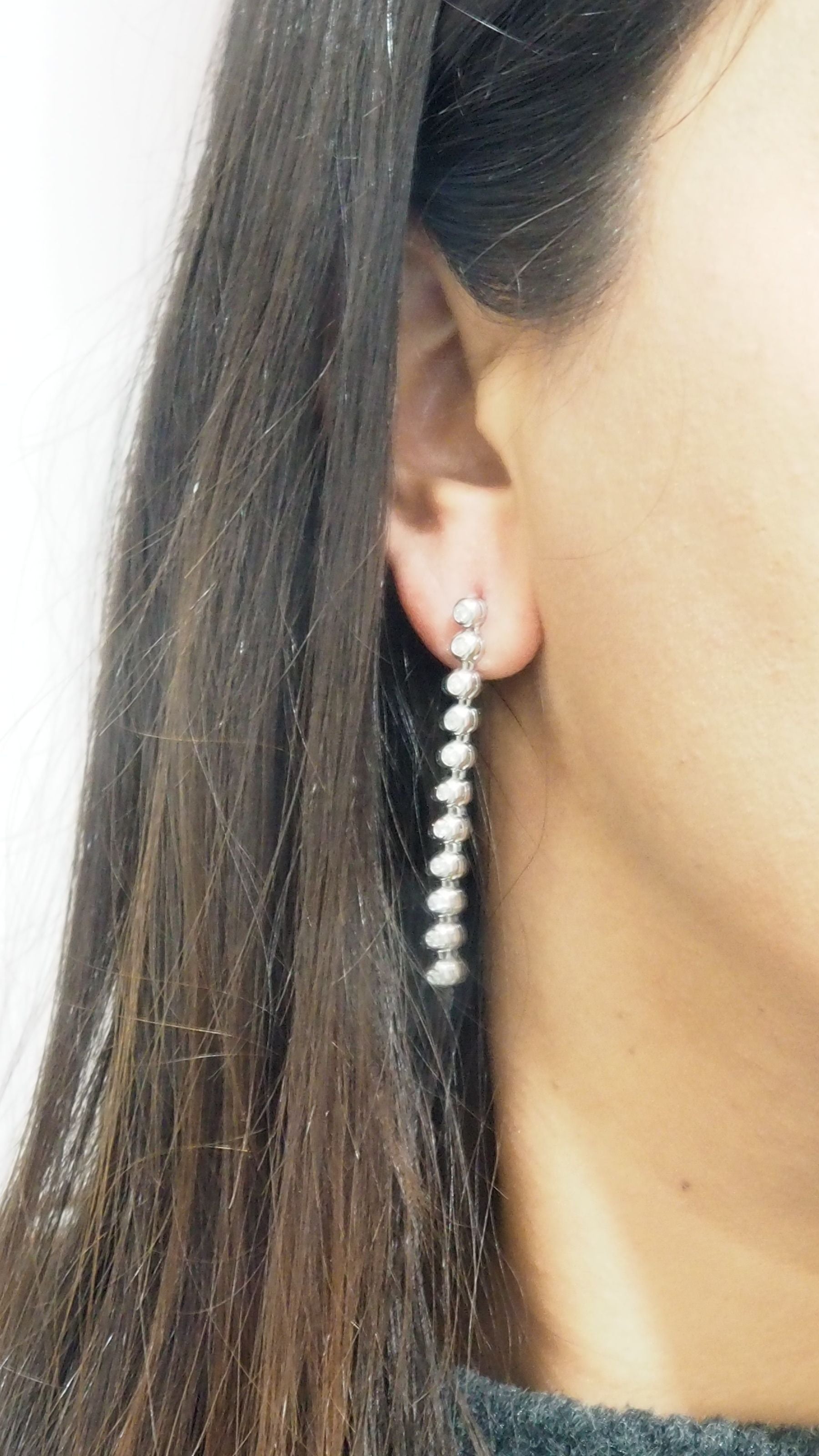 Boucles d'oreilles pendantes en or blanc et diamants