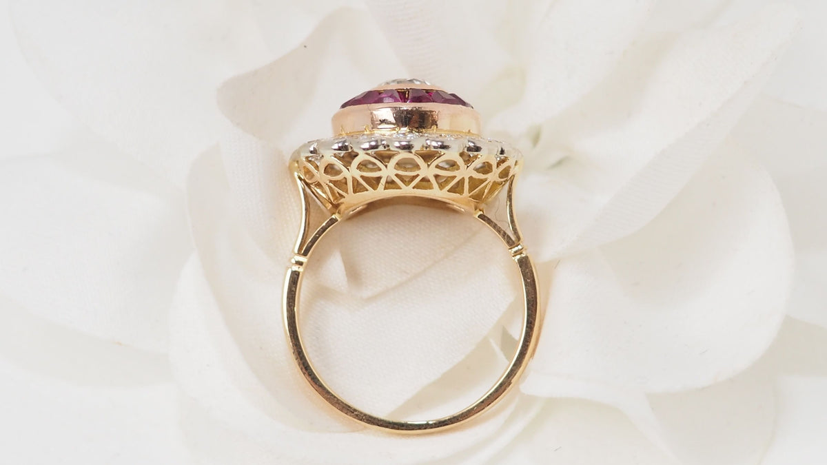 Bague entourage en or jaune, rubis et diamants