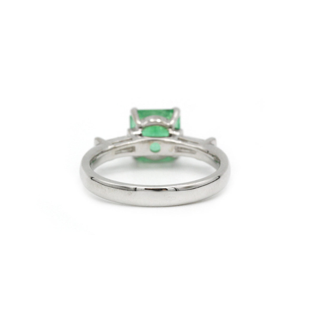 Bague en or blanc, émeraude et diamants
