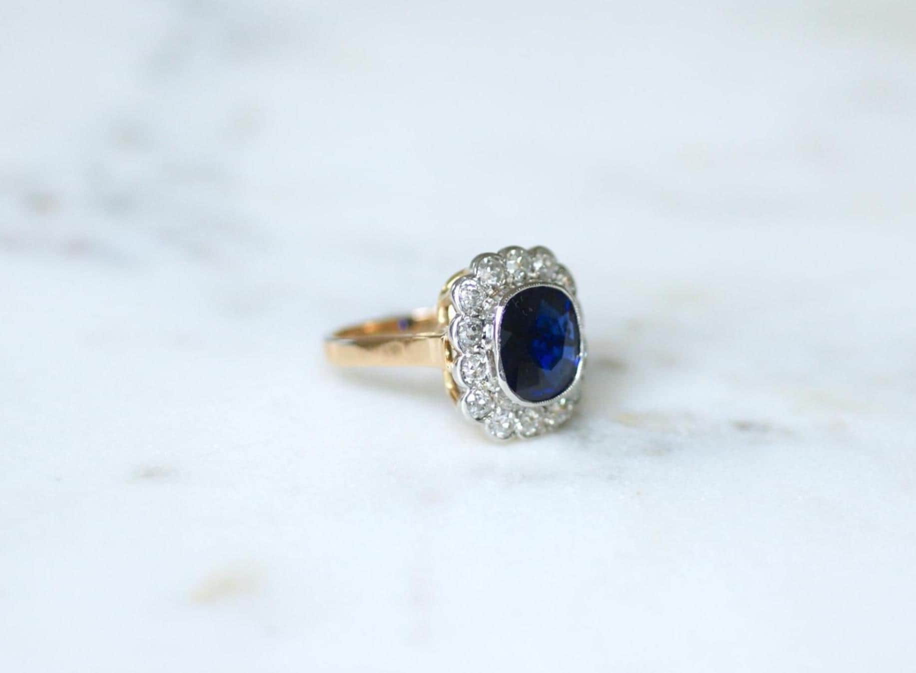 Bague Pompadour Art Déco Saphir Siam Non Chauffé et Diamants