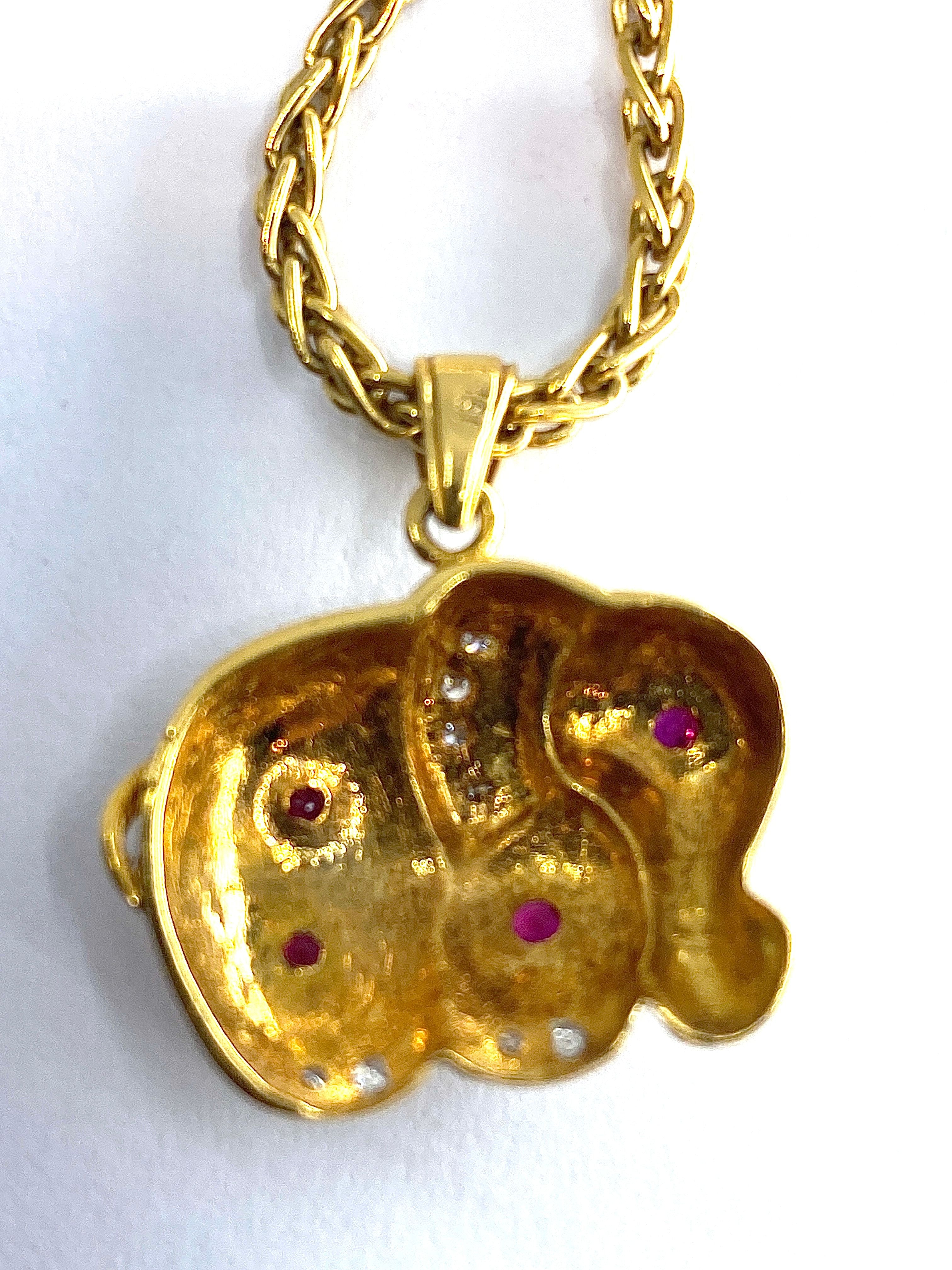 Collier pendentif en or 18 carats : éléphant en diamants et rubis